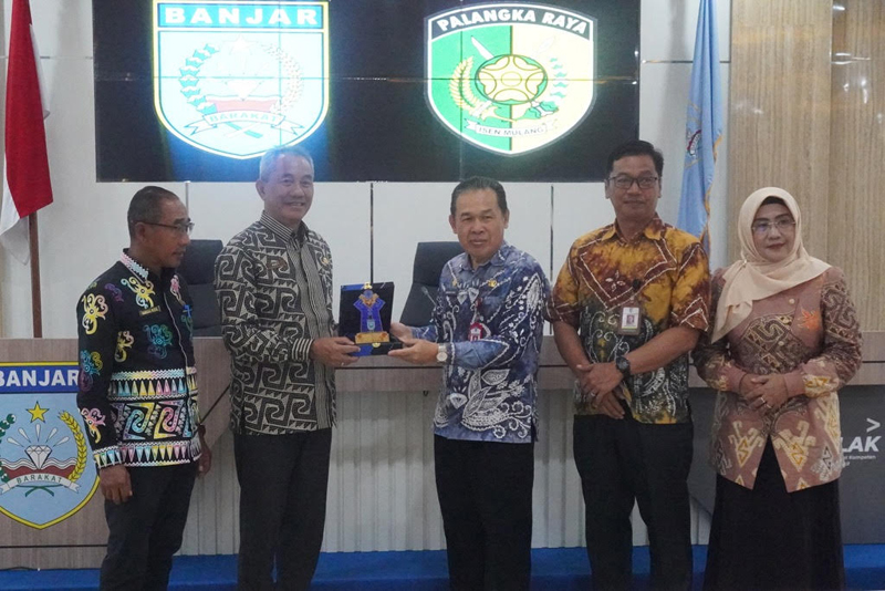 D:\2025\Desember 2025\15 Desember 2025\5\hal 5\Asisten Administrasi Umum Setda Banjar Rakhmat Dhany (kanan) menyerahkan cinderamata.jpg