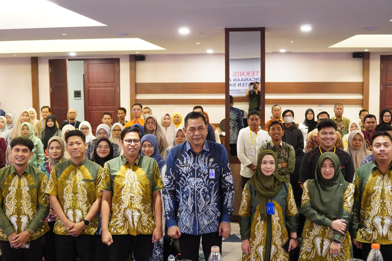 D:\2025\Desember 2025\15 Desember 2025\5\hal 5\Kepala BPKPAD Banjar Achmad Zulyadaini (tengah) bersama peserta Bimtek Pembinaan.jpg