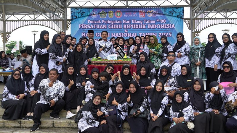 D:\2025\Desember 2025\15 Desember 2025\5\hal 5\Walikota Banjarmasin HM.Yamin bersama para guru di peringatan HUT ke-80 PGRI.jpg