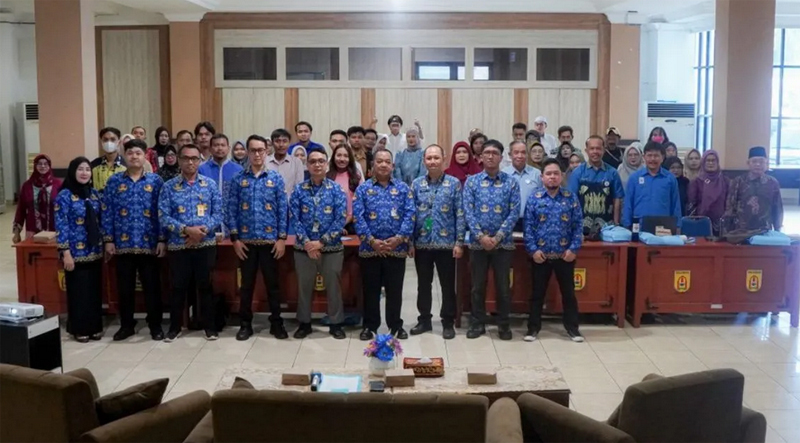 D:\2025\Desember 2025\3 Desember 2025\5\hal 5\Kepala Bidang Informasi dan Komunikasi Dinas Kominfo Banjarbaru Herry Isdaryoko foto bersama.jpg