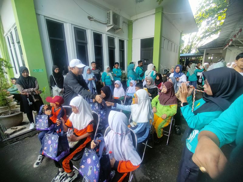 D:\2025\Desember 2025\8 Desember 2025\5\hal 5\Plt Kadiskes Banjarmasin, Ramadan berbagi dengan pelajar dan anak yatim.jpg