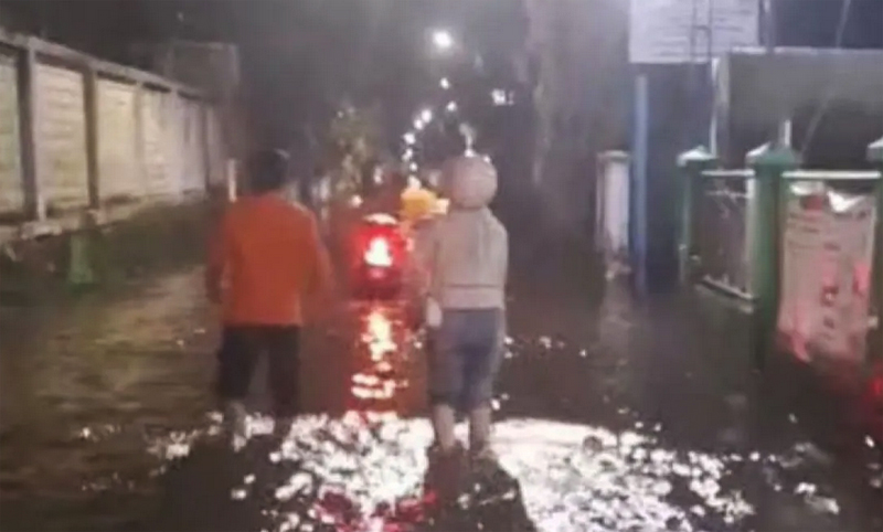 D:\2025\Desember 2025\9 Desember 2025\5\hal 5\Personel BPBD Kota Banjarmasin saat membantu kendaraan bermotor warga.jpg