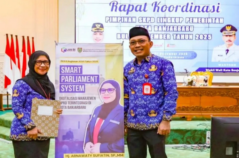 D:\2025\Desember 2025\9 Desember 2025\5\hal 5\Sekretaris DPRD Banjarbaru Arnawaty Supiatin menyerahkan platform.jpg