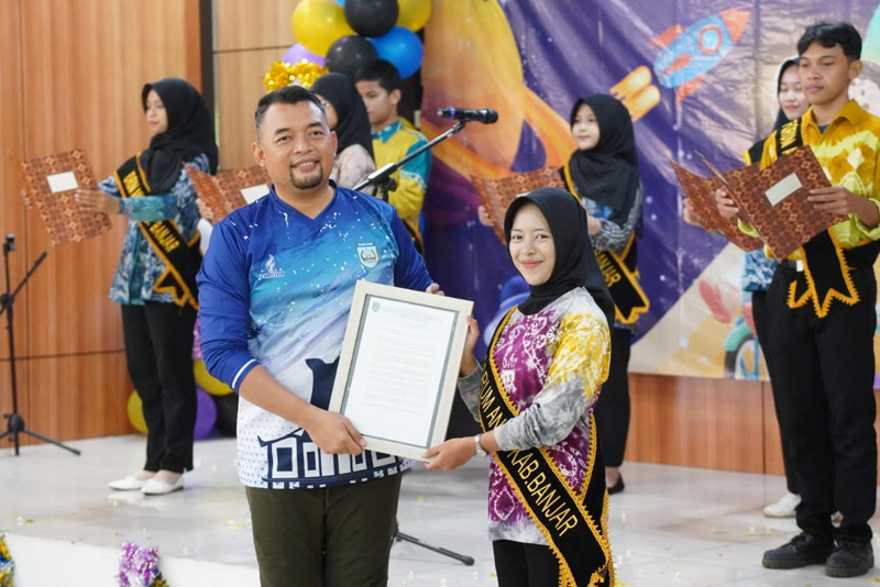 G:\2025\Desember 2025\16 Desember 2025\5\hal 5\Sekda Banjar H Yudi Andrea menyerahkan piagam penghargaan kepada Forum Anak Daerah.jpg