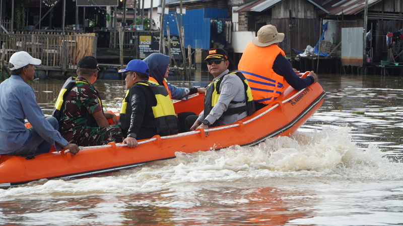 G:\2025\Desember 2025\19 Desember 2025\5\hal 5\hal 5\Walikota HM.Yamin dan rombongan menelusuri sungai sebagai mitigasi wilayah rawan bencana banjir.jpg