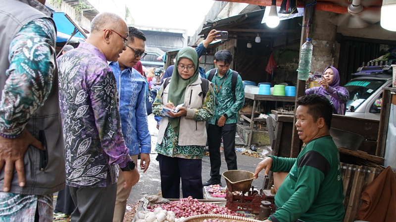 G:\2025\Desember 2025\19 Desember 2025\5\hal 5\hal 5\Pemko Banjarmasin melakukan pemantauan stok dan harga sembako di pasar.jpg