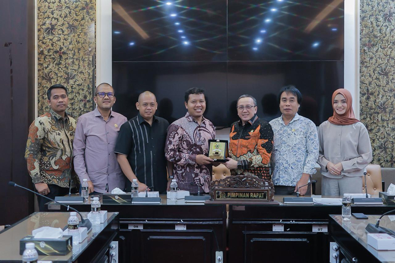 G:\2025\Desember 2025\22 Desember 2025\2\2\Komisi I Studi Komparasi ke Dewan Jatim.jpg