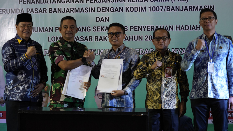G:\2025\Desember 2025\22 Desember 2025\5\hal 5\Dirut Perumda Pasar Banjarmasin Abdan Syakura dan Komandan Kodim 1007Banjarmasin Letkol CZI Slamet Riyadi.jpg