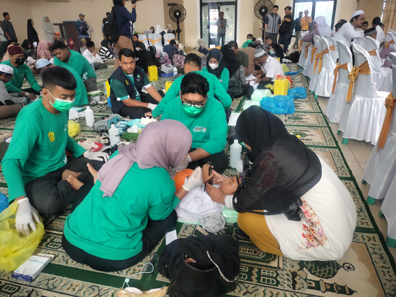 G:\2025\Desember 2025\22 Desember 2025\5\hal 5\Kegiatan sunatan massal oleh Badan Pengelola Mesjid Raya Sabilal Muhtadin.jpg