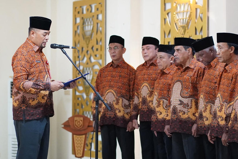 G:\2025\Desember 2025\22 Desember 2025\5\hal 5\Sekretaris Daerah Kabupaten Banjar H Yudi Andrea mengukuhkan pengurus Persatuan.jpg