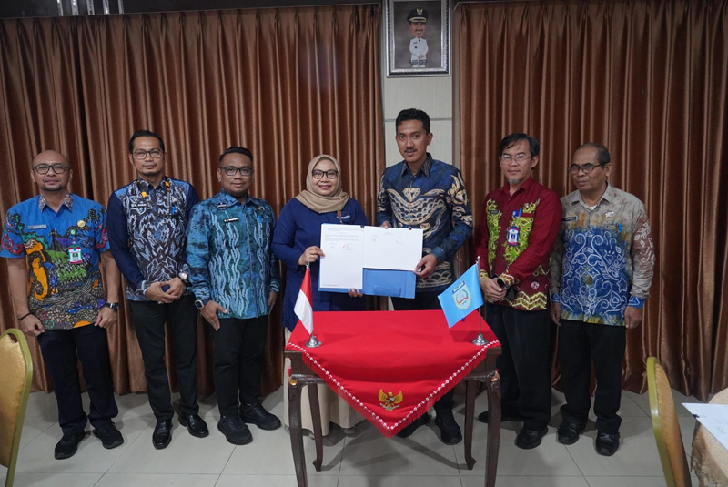 G:\2025\Desember 2025\23 Desember 2025\5\hal 5\Bupati Banjar H Saidi Mansyur dan Kepala BPJS Kesehatan Cabang.jpg