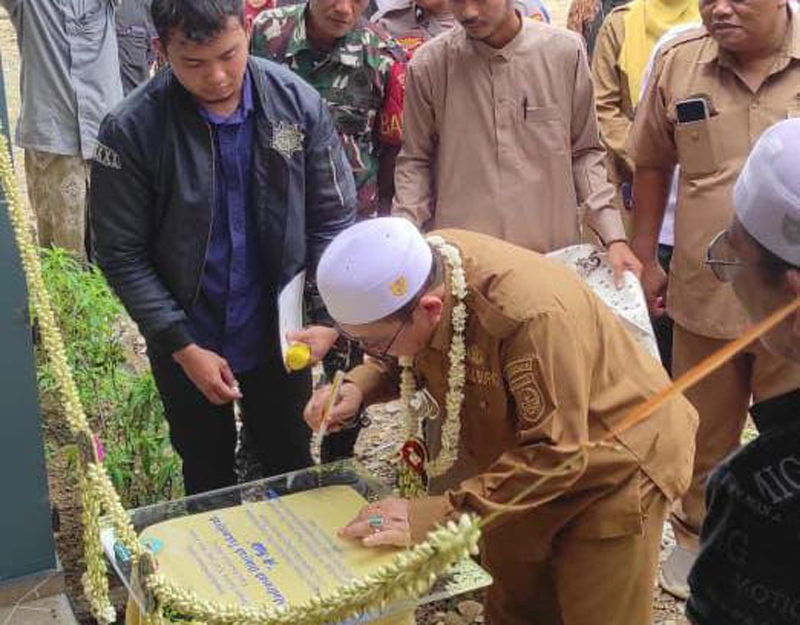 G:\2025\Desember 2025\24 Desember 2025\5\hal 5\hal 5\hal 5\Wakil Bupati Banjar Habib Idrus Al Habsyi menandatangani prasasti.jpg