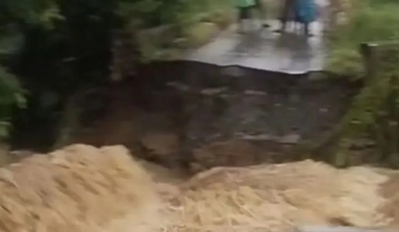 G:\2025\Desember 2025\29 Desember 2025\2\2\Perahu Karet Disiagakan untuk Evakuasi Warga.jpg