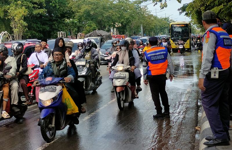 G:\2025\Desember 2025\29 Desember 2025\5\5\PETUGAS Dishub Banjarmasin mengamankan arus di Jalan Ahmad Yani.jpg