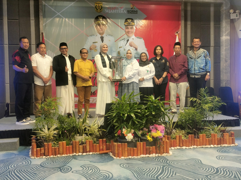 G:\2025\Desember 2025\29 Desember 2025\5\5\WAKIL Walikota Hj Ananda menerima piala juara umum Forda 2025.jpg