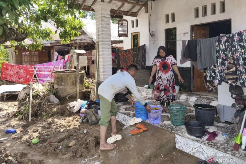 G:\2025\Desember 2025\30 Desember 2025\2\222\New Folder\Pascabanjir Bandang, Warga Masih Bersihkan Rumah.jpg