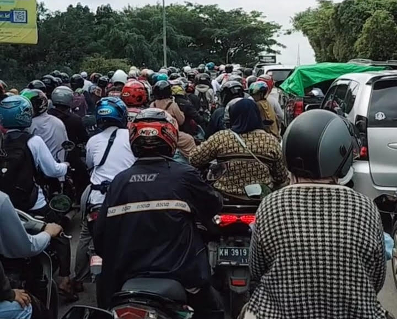 G:\2025\Desember 2025\30 Desember 2025\5\hal 5\Arus lalulintas di dekat Jembatan Sungai Paring Martapura sangat macet,.jpg