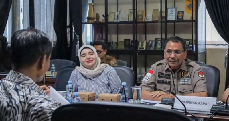 G:\2025\Desember 2025\30 Desember 2025\5\hal 5\Ketua DPRD Kalsel H Supian HK buka Rapat Dengar Pendapat Komisi IV dengan.jpg