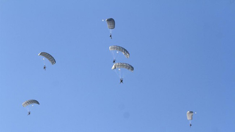 G:\2025\Desember 2025\31 desember 2025\1\Ilustrasi terjun payung.jpg