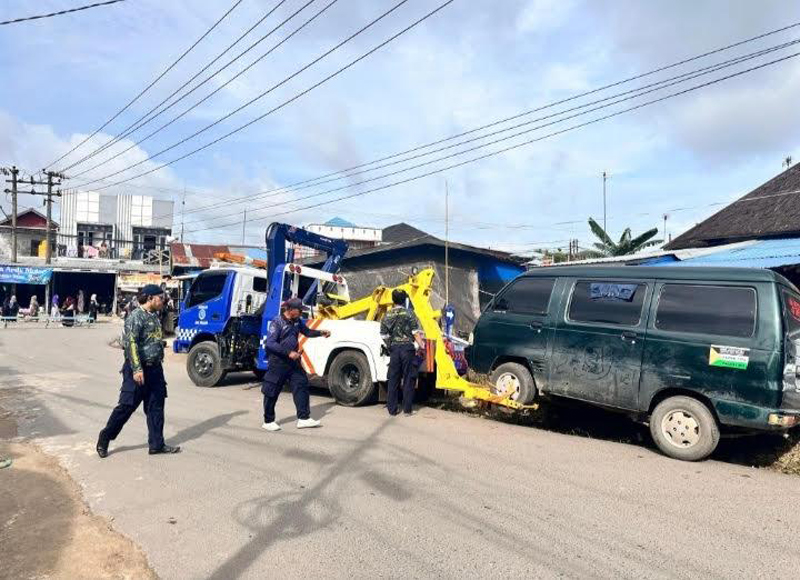 G:\2025\Desember 2025\31 desember 2025\5\5\New Folder\Beberapa petugas Dishub Kabupaten Banjar memindahkan sebuah mobi.jpg