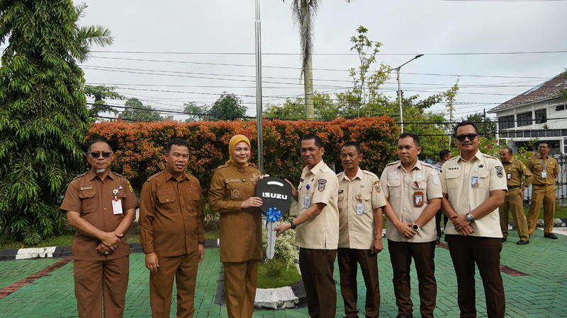 G:\2025\Desember 2025\31 desember 2025\5\5\New Folder\WAKIL Walikota Banjarmasin Hj Ananda secara simbolis menerima kunci mobil.jpg