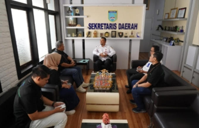 G:\2025\2026\Januari\2 Januari 2026\5\hal 5\hal 5\Perwakilan Bank Kalsel yang dipimpin Direktur Unit Pengumpul Zakat (UPZ) beraudiensi.jpg