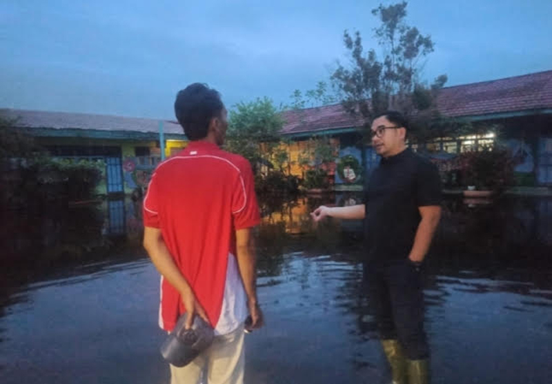 G:\2025\2026\Januari\6 Januari 2026\5\hal 5\Kadisdik Ryan Utama meninjau salah satu sekolah yang terendam banjir.jpg
