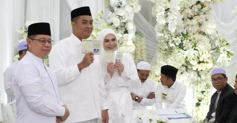 G:\2025\2026\Januari\6 Januari 2026\5\hal 5\Kedua mempelai Rifky dan Ananda berfoto usai mengucap ijab qabul.jpg