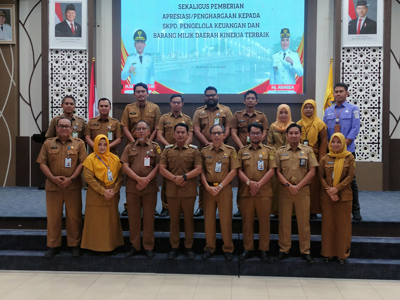 G:\2025\2026\Januari\7 Januari 2026\5\hal 5\WALIKOTA foto bersama usai menyerahkan Dokumen.jpg