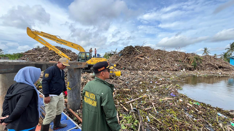 G:\2026\Januari\13 Januari 2026\5\Hal 5\Walikota Banjarmasin H.Muhammad Yamin dan istri memantau sampah kiriman di PSU Sungai Gampa.jpg