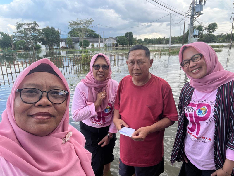 G:\2026\Januari\14 Januari 2026\5\Hal 5\Ketua FJPI Kalsel, Hj Sunarti menyerahkan bantuan.jpg