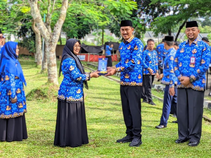 G:\2026\Januari\19 Januari 2026\5\Hal 5\Bupati Banjar H Saidi Mansyur didampingi Sekda Banjar H Yudi Andrea menyerahkan.jpg