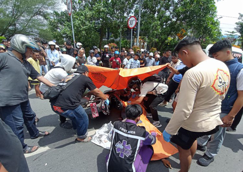 G:\2026\Januari\20 Januari 2026\2\2\Pemotor Tewas Terlindas Truck di Kayu Tangi.jpg