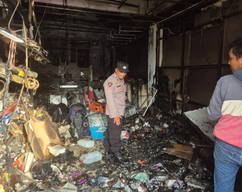 G:\2026\Januari\21 Januari 2026\2\2\Si Jago Merah Bakar Ruko di Kolonel Sugiono.jpg