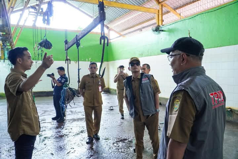 G:\2026\Januari\21 Januari 2026\5\Hal 5\Walikota Yamin didampingi Kepala DKP3 Yuliansyah saat meninjau RPU Basirih beberapa waktu lalu.jpg