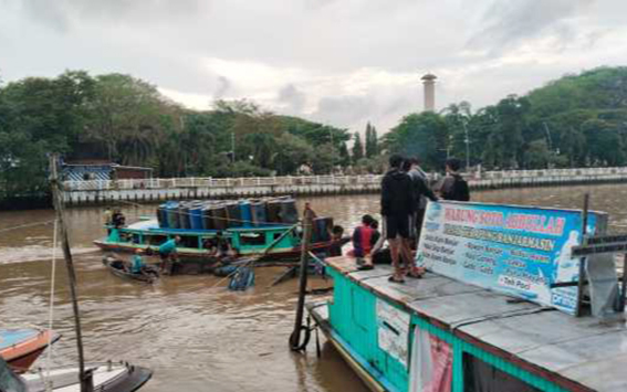 PROSES evakuasi keramba oleh para pekerja dan warga di Siring Wisata Banjarmasin, Rabu (4/2).(foto:mb/ist)