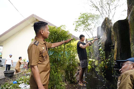 WALIKOTA Banjarmasin H M Yamin memantau aksi bersih bersih diTaman Edukasi dan Rekreasi Bamara Jalan Jahri Saleh.(foto:mb/ist)