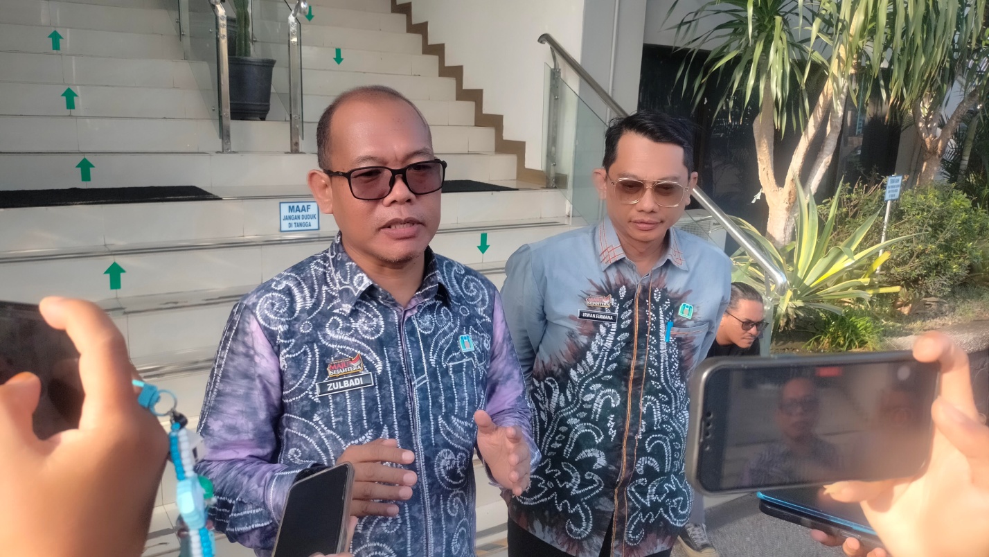 E:\8 Junni\hal 5\Dirut PAM Bandarmasih Zulbadi didampingi Dirops Irwan Firmana.jpg
