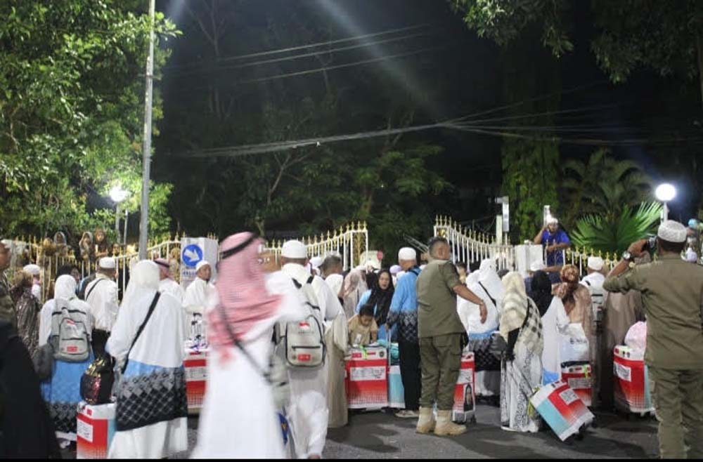 E:\8 Junni\hal 5\Para jemaah haji yang telah disambut di Mahligai Sultan Adam.jpg