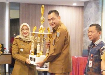 D:\2025\Januari 2025\2 Januari 2025\5\hal 5\Kepala BPKPAD Banjar Akhmad Zulyadaini menerima.jpg