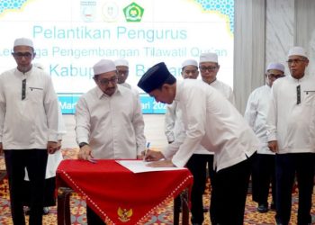 D:\2025\Januari 2025\30Januari 2025\5\Hal 5\Bupati Banjar Saidi Mansyur menandatangani berita acara pengukuhan.jpg