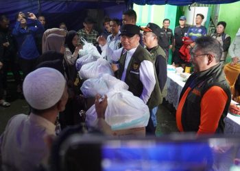 D:\2025\Januari 2025\30Januari 2025\5\Hal 5\Gubernur Kalimantan Selatan H Muhidin (tengah) didampingi Sekda Banjar HM Hilman.jpg