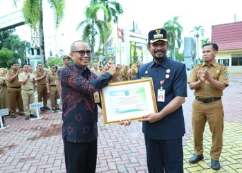 Pj Bupati HSU Beri Penghargaan Kepada ATR/BPN HSU