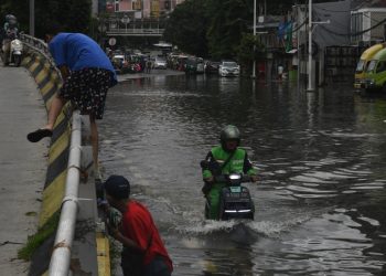 Banjir Di Ruas Jalan Satrio, Grogol, Jakarta Barat