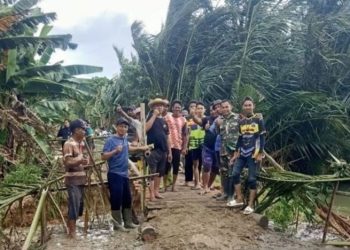 TNI dan warga bangun jembatan darurat akibat tanggul jebol di HST