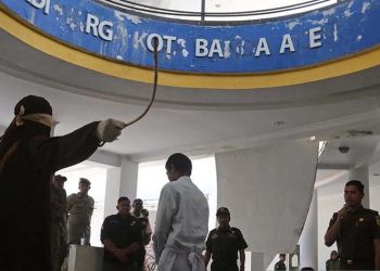 Eksekutor Mencambuk Terpidana Pelanggar Syariat Islam Banda Aceh