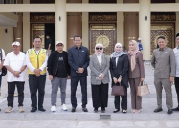 D:\2025\Februari 2025\17 Februari 2025\5\hal 5\Rombongan Komisi III DPRD Kalsel saat memantau pembangunan Masjid Raya.jpg