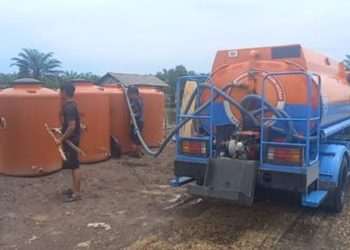 D:\2025\Februari 2025\20 Februari 2025\5\hal 5\Petugas BPBD Banjar mendistribusikan air bersih.jpg