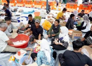 D:\2025\Februari 2025\3 Februari 2025\5\Hal 5\Para relawan menyiapkan nasi bungkus di dapur umum.jpg