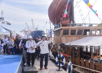 Gubernur H Muhidin Launching Kapal Pinisi “Barito Rover Cruise”